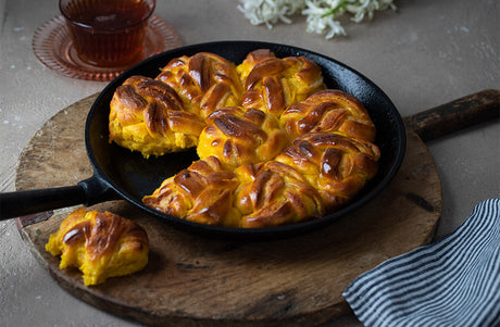 Saffron buns with vanilla and orange