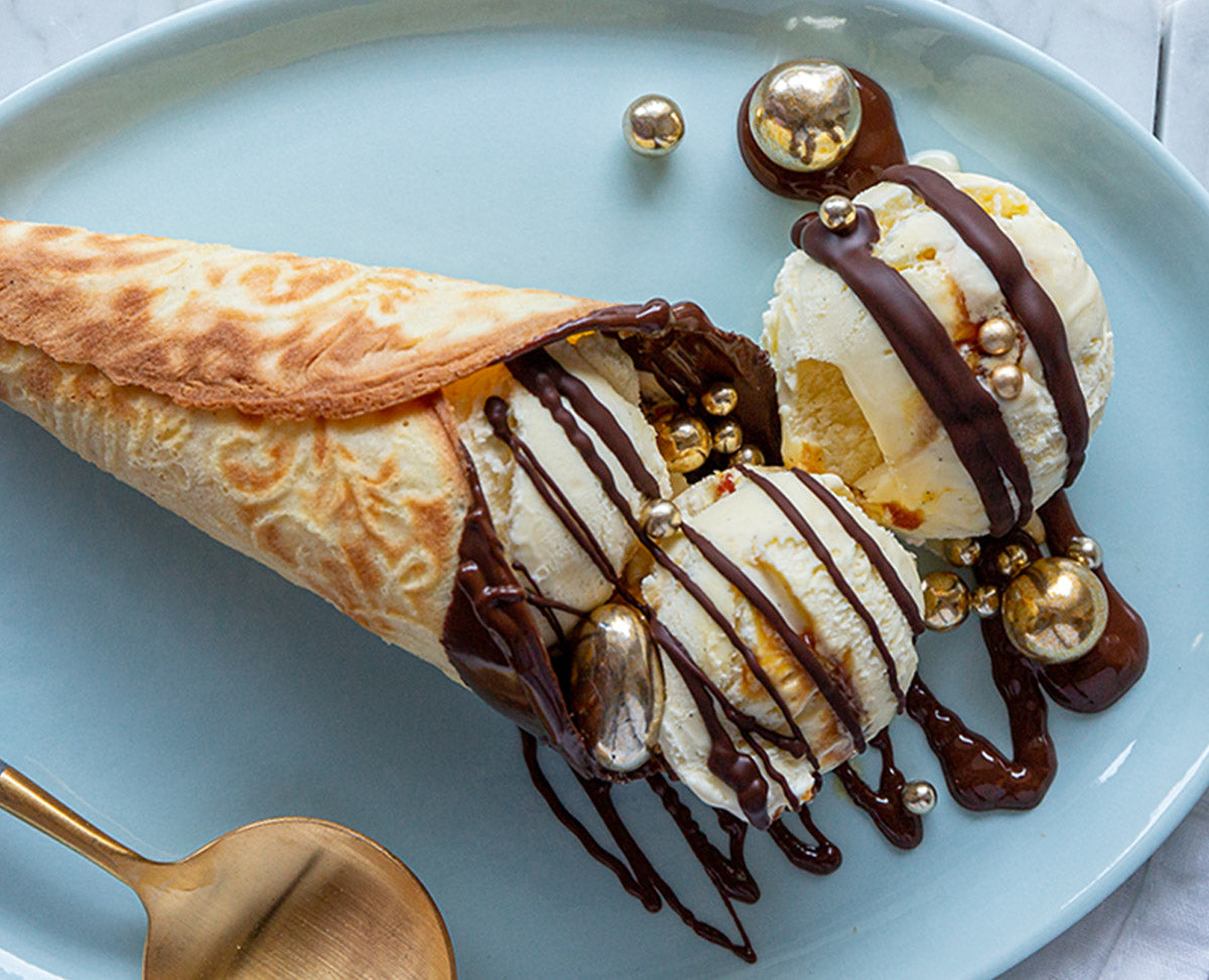 Cookies with ice cream and melted chocolate